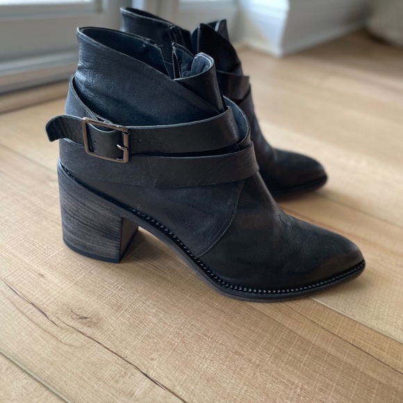 Black Leather Ankle boots - Picture 3 of 4